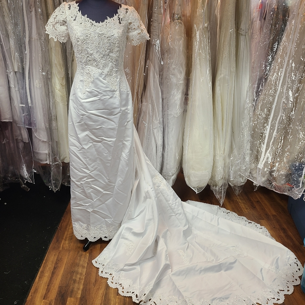 Vintage Wedding Gown With Detachable Train
